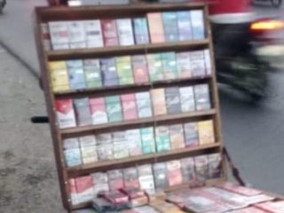 Maraknya peredaran rokok ilegal disepanjang jalan rolak dan Krian menjadi berbincangan masyarakat umum.