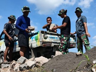 Gotong Royong TNI dan Warga Bangun TPT di Slempit