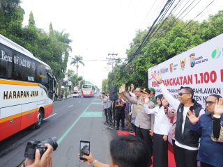 Kapolres Kediri Kota Kawal Pemberangkatan 1.100 Buruh ke Peresmian Monumen Marsinah oleh Presiden Prabowo