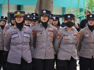 Polwan Polres Kediri Kota Tampil Humanis dalam Pengamanan Laga Persik Kediri vs Persija Jakarta