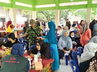 Babinsa Krian Hadiri Bakti Sosial Kesehatan IDI Sidoarjo, Warga Sidorejo Antusias Periksa Kesehatan