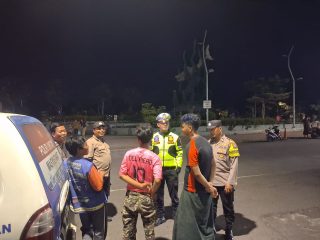 Patroli Dialogis Polres Pelabuhan Tanjungperak Imbau Warga di Pesisir Surabaya Antisipasi Banjir Rob