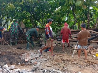 Gotong Royong TNI dan Warga Warnai Renovasi Rumah Mbah Giyem di Trenggalek