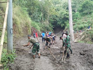 Longsor dan Banjir Terjang Balong, TNI-Polri dan Warga Bangun Jembatan Darurat