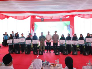 Kehadiran Wakapolres Kediri Kota Warnai Penyaluran Bantuan Sosial Gubernur Jatim di Balai Kota Kediri