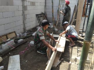 Kepedulian TNI untuk Rakyat, Babinsa Tamanan Bantu Wujudkan Rumah Layak Huni
