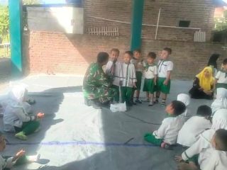 Tanamkan Cinta Tanah Air Sejak Dini, Babinsa Wonoayu Berikan Wawasan Kebangsaan kepada Siswa TK Becirongengor