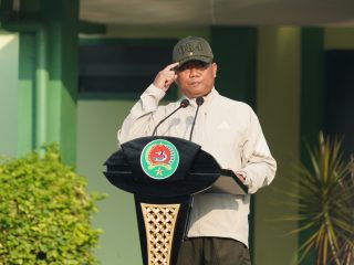 Topi Spesial Dari Danrem Untuk Prajurit Bhaskara Jaya