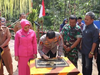 Polres Trenggalek Bangun Jembatan Merah Putih Presisi Penggerak Ekonomi Desa