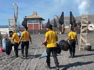 Polres Probolinggo Gelar Bakti Bersih di Gunung Bromo Usai Yadnya Kasada
