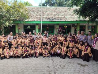Taruna AKPOL Angkatan 58 Kunjungi Murid SD Bangsal 4 Kota Kediri, Tanamkan Semangat Belajar dan Disiplin
