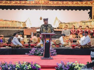 Kapolda Jatim Gaungkan Semangat Jogo Jawa Timur di Pagelaran Wayang Kulit Hari Bhayangkara ke - 80