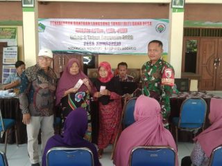 Babinsa Sumberejo Hadir Mengawal BLT Dana Desa demi Kesejahteraan Warga