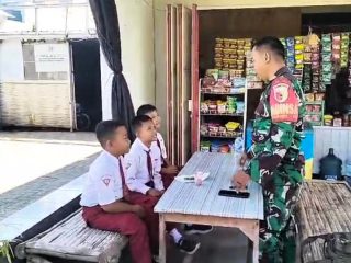 Babinsa Suwaluh Tanamkan Semangat Belajar dan Cinta Tanah Air kepada Generasi Muda