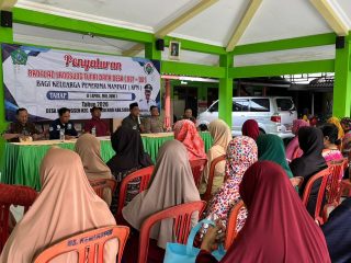 Babinsa Kemangsen Dampingi Penyaluran BLT-DD untuk 42 KPM