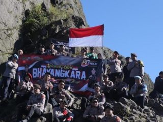 Polres Blitar bersama Komunitas Pecinta Alam Peringati Hari Bhayangkara ke-80 di Gunung Kelud