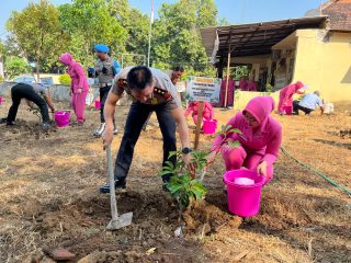 Dukung Program ASRI Presiden RI, Kapolres Kediri Kota Pimpin Penanaman Pohon Peringati Hari Bhayangkara ke-80 dan HKG Bhayangkari ke-74