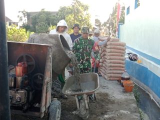 Wujudkan Kemanunggalan TNI-Rakyat, Serka Anton Bersama Warga Gotong Royong Cor Jembatan Garuda