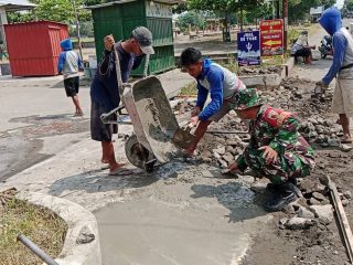 Perlancar Akses dan Cegah Laka, Sertu Tri Rosadi Bersama Warga Kebonduren Gotong Royong Perbaiki Jalan