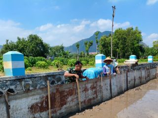 Babinsa Bantu Petani Siapkan Masa Tanam