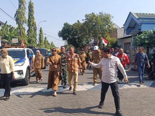 Babinsa Tanggulangin Dampingi Wabup Sidoarjo Tinjau PKL di Jalur KAI, Utamakan Keselamatan Warga