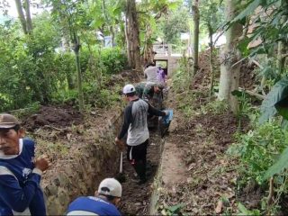 Babinsa dan Warga Gotong Royong Bersihkan Saluran Irigasi