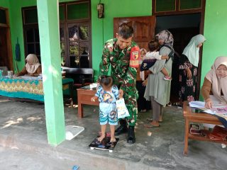 Tingkatkan Kesehatan Anak dan Cegah Stunting, Babinsa Koramil 0808/22 Wonodadi Dampingi Posyandu ILP Di Desa Kebon Agung