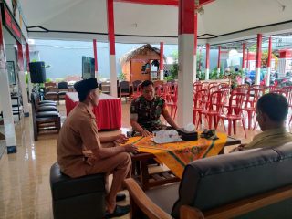 Tingkatkan Kondusifitas Wilayah, Babinsa Ngadirejo Gelar Komsos Bersama Aparat Kelurahan