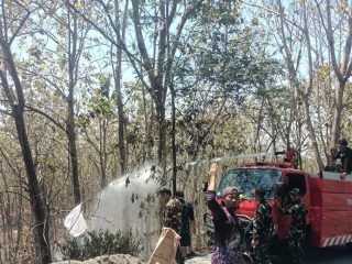 Gerak Cepat Babinsa Bersama Yonif TP 886/PJY Padamkan Kebakaran Lahan di Banyuurip