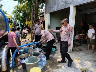 Polres Nganjuk Kerahkan Water Cannon dan Truk Tangki Pasok Puluhan Ribu Liter Air Bersih di Ngetos