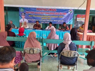 BLT-DD Tahap III Disalurkan, Babinsa Balongbendo Dampingi Warga Bakung Temenggungan