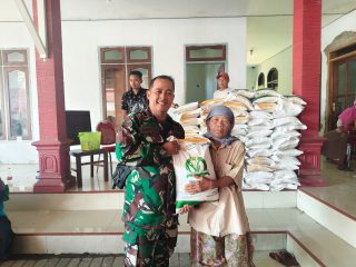 Bantuan Beras Disalurkan, Babinsa Hadir Pastikan Warga Terlayani