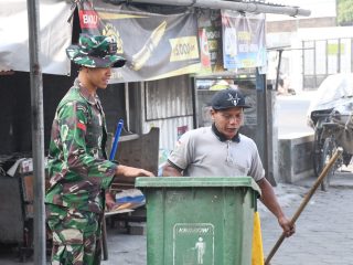 TNI Bersih-Bersih Pasar di Madiun, Pedagang Sumringah