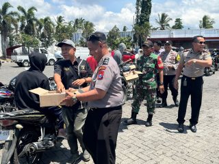 Aksi Humanis Polres Bondowoso, Berbagi Air Minum Gratis untuk Warga Antre di SPBU