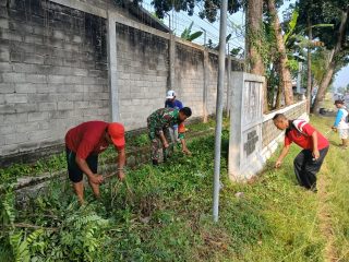 Wujudkan Lingkungan Sehat, Babinsa Sumberdiren Ajak Warga Garum Gotong Royong Jumat Bersih