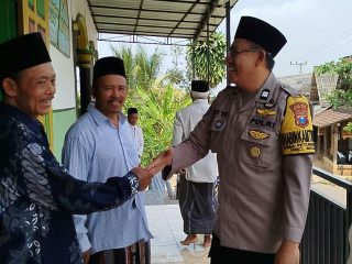 Tak Hanya Jaga Kamtibmas, Bhabinkamtibmas Petungroto Sampaikan Pesan Moral dari Mimbar Jumat