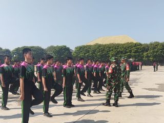 Babinsa Latih PBB, Tanamkan Disiplin dan Karakter Siswa SMP Progresif Bumi Shalawat