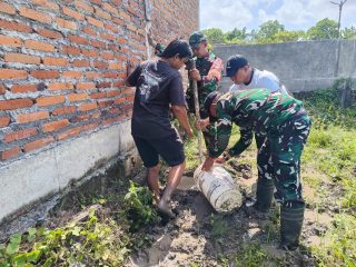 Babinsa dan Warga Kedondong Gotong Royong Kerjakan Sumur Bor, Dukung Ketersediaan Air Bersih