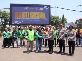 HUT Lalu Lintas ke-71, Polres Kediri Kota Gelar Donor Darah dan Berbagi dengan Ojek Online