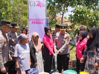 Atasi Krisis Air, Polres Bangkalan Distribusikan 48.000 Liter Air Bersih di Dua Kecamatan