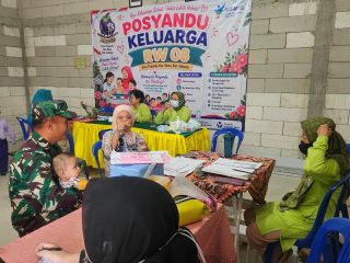 Babinsa Tropodo Dampingi Posyandu, Wujudkan Generasi Sehat dan Tumbuh Optimal