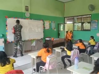Babinsa Tarik Tanamkan Wawasan Kebangsaan Sejak Dini
