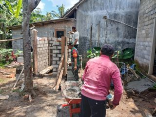 Wujudkan Lingkungan Sehat, Babinsa Posramil Selopuro Gotong Royong Bangun MCK Warga