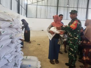 Babinsa Dampingi Penyaluran Beras Bulog untuk 986 Warga Karangturi