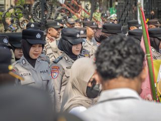 Polwan Polres Blitar Berikan Pelayanan Humanis, Berbagi Air hingga Bersihkan Sampah Bersama Massa Aksi