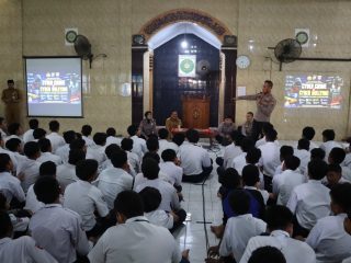 Polresta Sidoarjo Masuk Sekolah,Tanamkan Sadar Hukum pada Pelajar dan Cegah Radikalisme