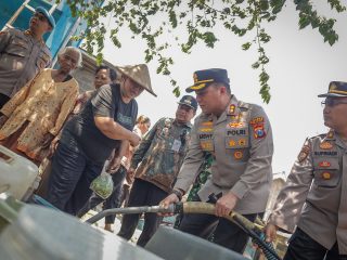 Polres Blitar Salurkan Bantuan Air Bersih dan Sembako bagi Warga Terdampak Kekeringan