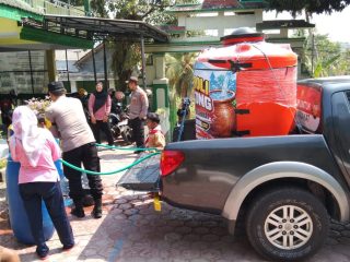 Patroli Gentong Polres Trenggalek Salurkan Air Bersih untuk Sekolah dan Tempat Ibadah