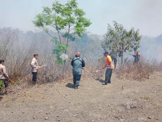 Sinergi Polres Bondowoso dan Tim Gabungan Padamkan Karhutla di Kawasan Wisata Black Lava Ijen