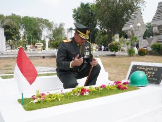 Di Hadapan Makam Pahlawan, Danrem Bhaskara Jaya Teguhkan Kembali Makna Pengabdian.